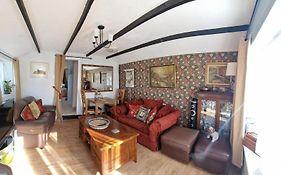 The Old Dairy, Comfy 1 Bedroom Apartment With Lounge,Bathroom And Kitchenette Near Town, Pubs And Walks